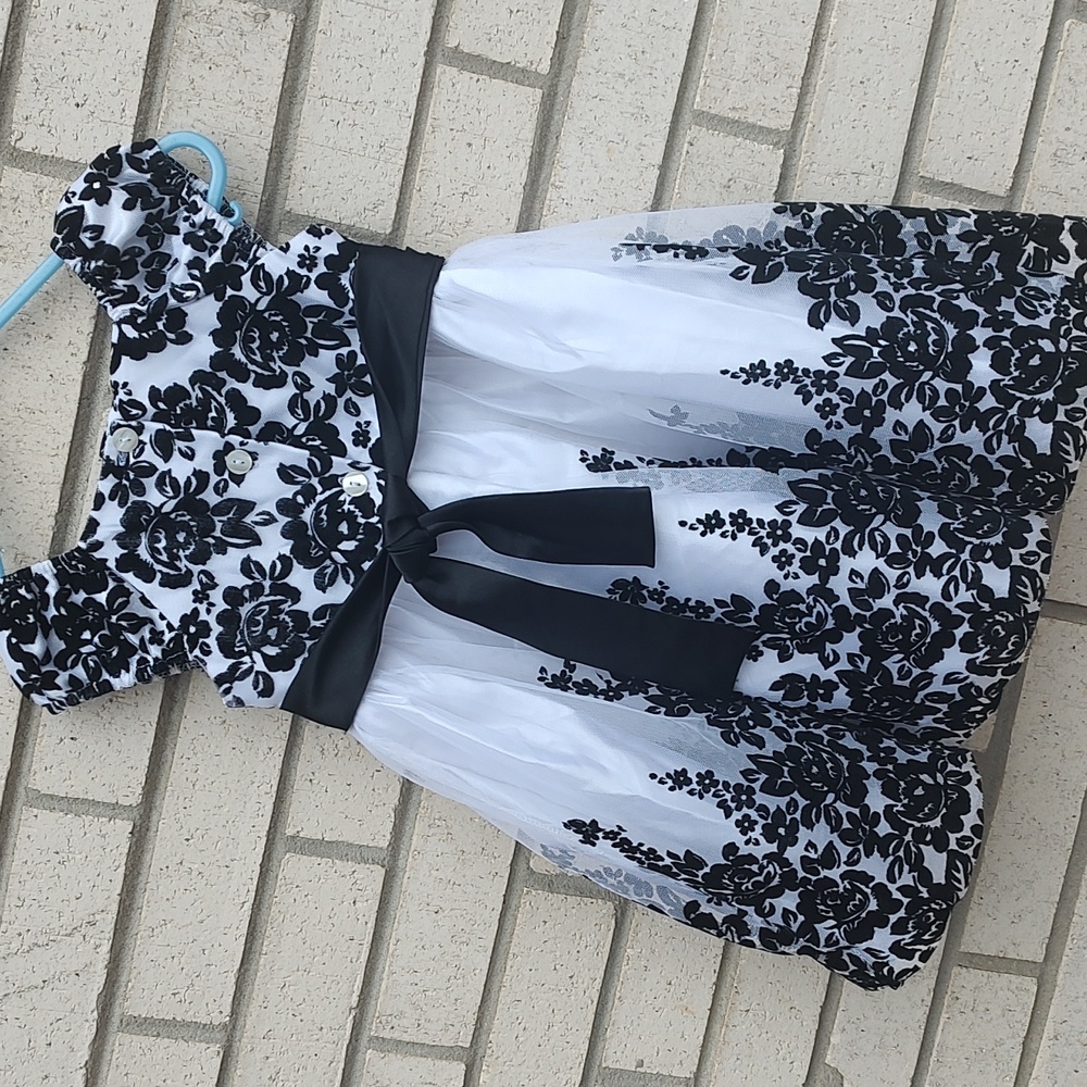 Black & White Dress - Picture 8 of 10